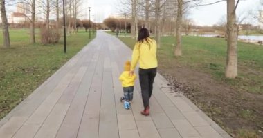 Annem scooter sürmeyi öğretiyor.