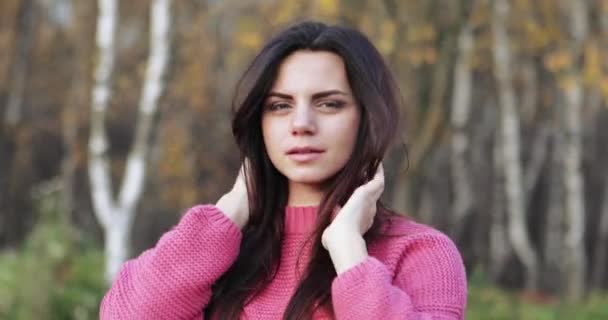 Menina em uma camisola vermelha — Vídeo de Stock