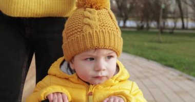 Annem scooter sürmeyi öğretiyor.