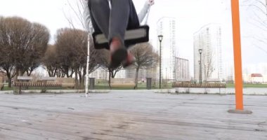 Kız sallanıyor zincir salıncak