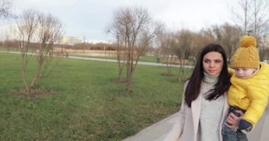 Annem bebek taşıyor.