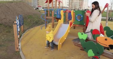 Annem oyun parkında kayıyor.