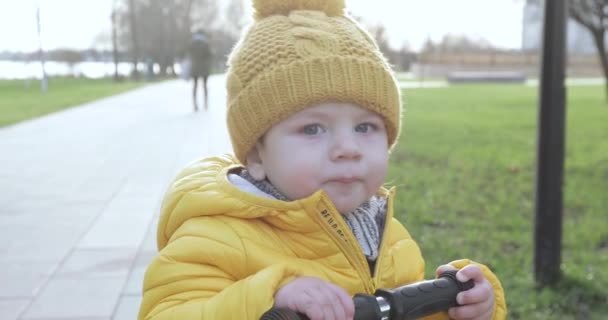 Дитина вчить їздити на скутері — стокове відео
