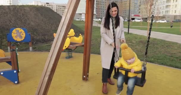 Mutter rollt Jungen in Park — Stockvideo