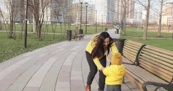 Mam leert op een scooter te rijden — Stockvideo