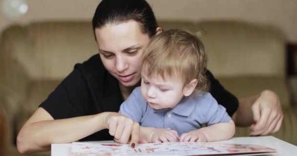 Mamá enseña a un niño a leer — Vídeos de Stock