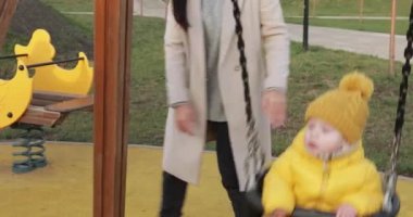 Annem parkta bir çocuk sarıyor.