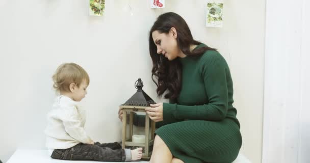 Mãe e filho segurando lanterna de madeira — Vídeo de Stock