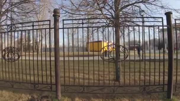 Железный забор в городском парке — стоковое видео