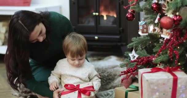 Máma a syn otevřít dárky — Stock video