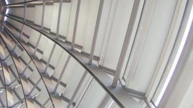 Binanın metal kubbesi.