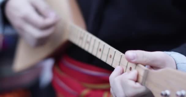 Het bespelen van de string balalaika — Stockvideo