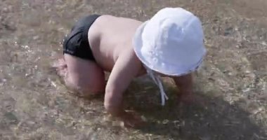 Sahilde çocuk çocuk