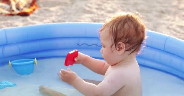 Infant boy with the letter B — Stock Video