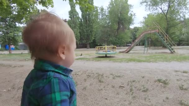 The child learns to walk — Stock Video