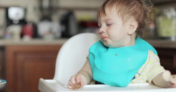 Niño alimentado sopa con una cuchara — Vídeos de Stock