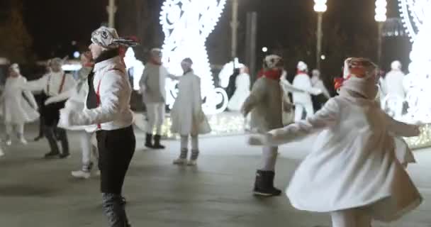 Animatori danzanti all'apertura della pista di pattinaggio principale in Russia — Video Stock