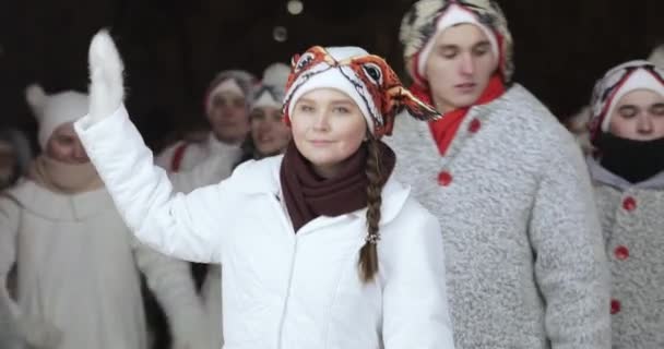 Táncoló animátorok az oroszországi jégpálya megnyitóján — Stock videók