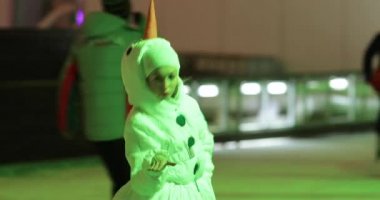 Animatör paten arasında dans eder