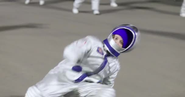 Animadores em trajes de astronautas — Vídeo de Stock