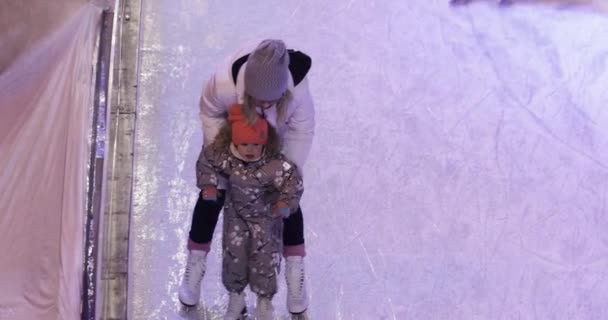 Een kind leren schaatsen op een ijsbaan — Stockvideo