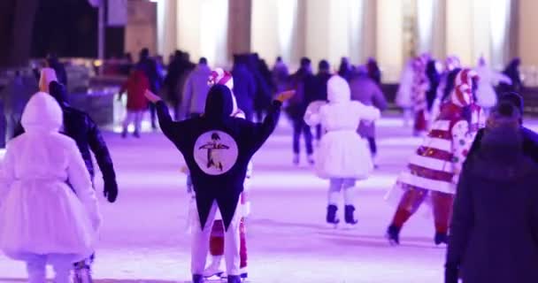 Animateur tanzt unter den Eisläufern — Stockvideo