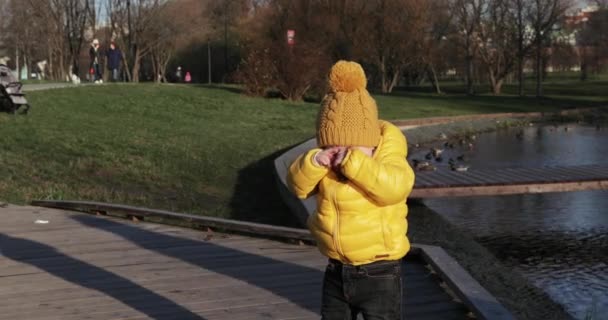 Chlapec v parku pláče — Stock video