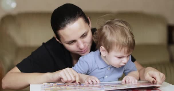 Mamma lär ett barn att läsa — Stockvideo