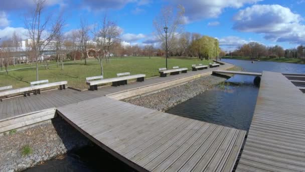 Dřevěná rekreační oblast na pontonu — Stock video