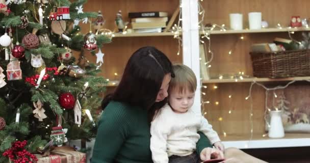 Mom and son read books — Stock Video