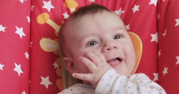 Baby ist glücklich in der Wiege — Stockvideo