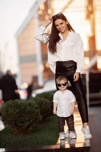 Ung flicka och barn i vita skjortor — Stockfoto