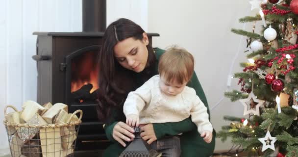 Mãe e filho segurando lanterna de madeira — Vídeo de Stock