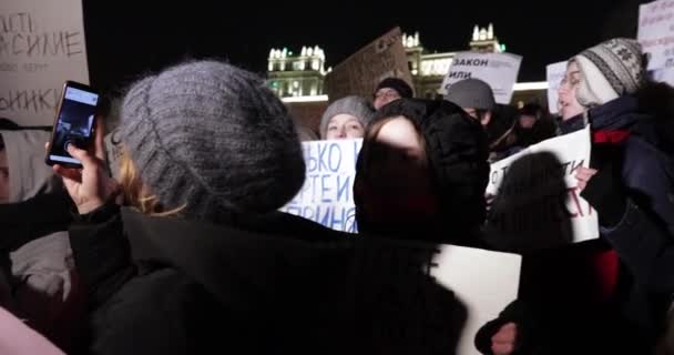 Митинг в поддержку закона о домашнем насилии — стоковое видео