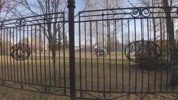 Iron fence in a city park — Stock Video