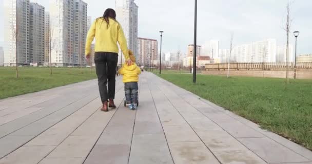 Mutter lehrt, einen Roller zu fahren — Stockvideo