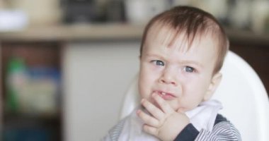 Bebek Çocuk yulaf ezmesi beslenen