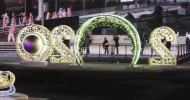 Buz pateni pisti ziyaretçileri ve akrobat