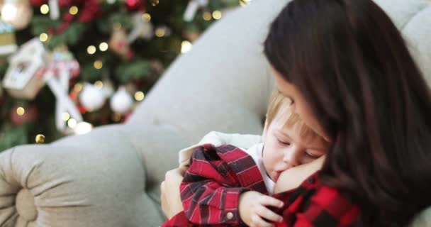 Moeder geeft borstvoeding aan haar zoon — Stockvideo