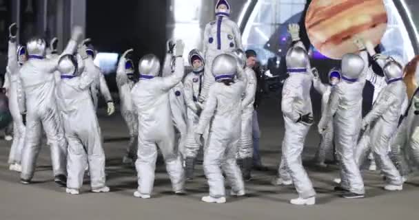 Animadores disfrazados de astronautas — Vídeos de Stock