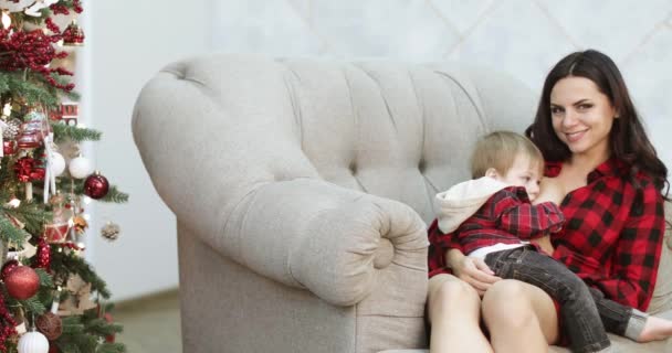 Mom breastfeeds her son — ストック動画