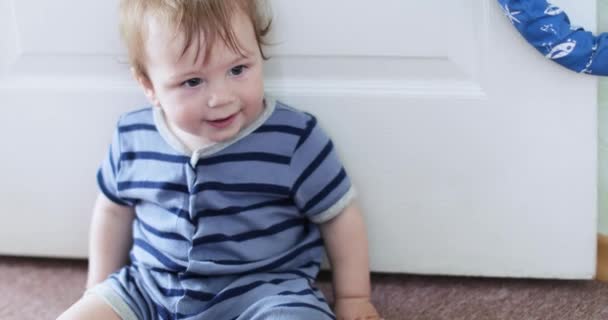 Baby krabbelt auf dem Boden — Stockvideo