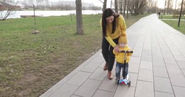 Annem scooter sürmeyi öğretiyor.