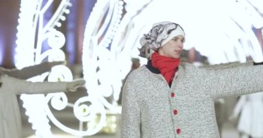 Rusya 'nın ana buz pateni pistinin açılışında dans eden animasyoncular