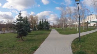 Göletin yanındaki sokakta.