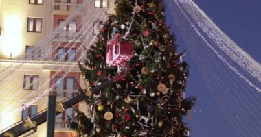 Decorating the Christmas tree tinsel