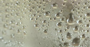 Bardağa bir damla su.