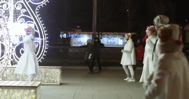Dancing animators at the opening of the main ice rink in Russia — Stock Video