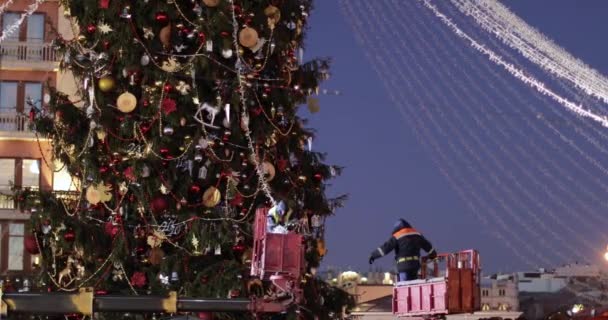 Decorating the Christmas tree tinsel — Stock Video