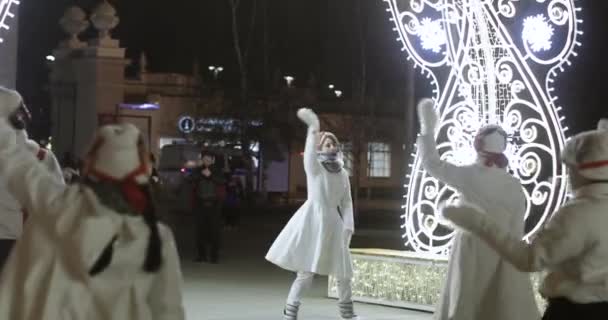 Dancing animators at the opening of the main ice rink in Russia — Stock Video